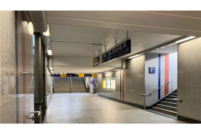 Der Hauptbahnhof in Kaiserslautern musste nach einer Bombendrohung gesperrt werden. (Archivbild)