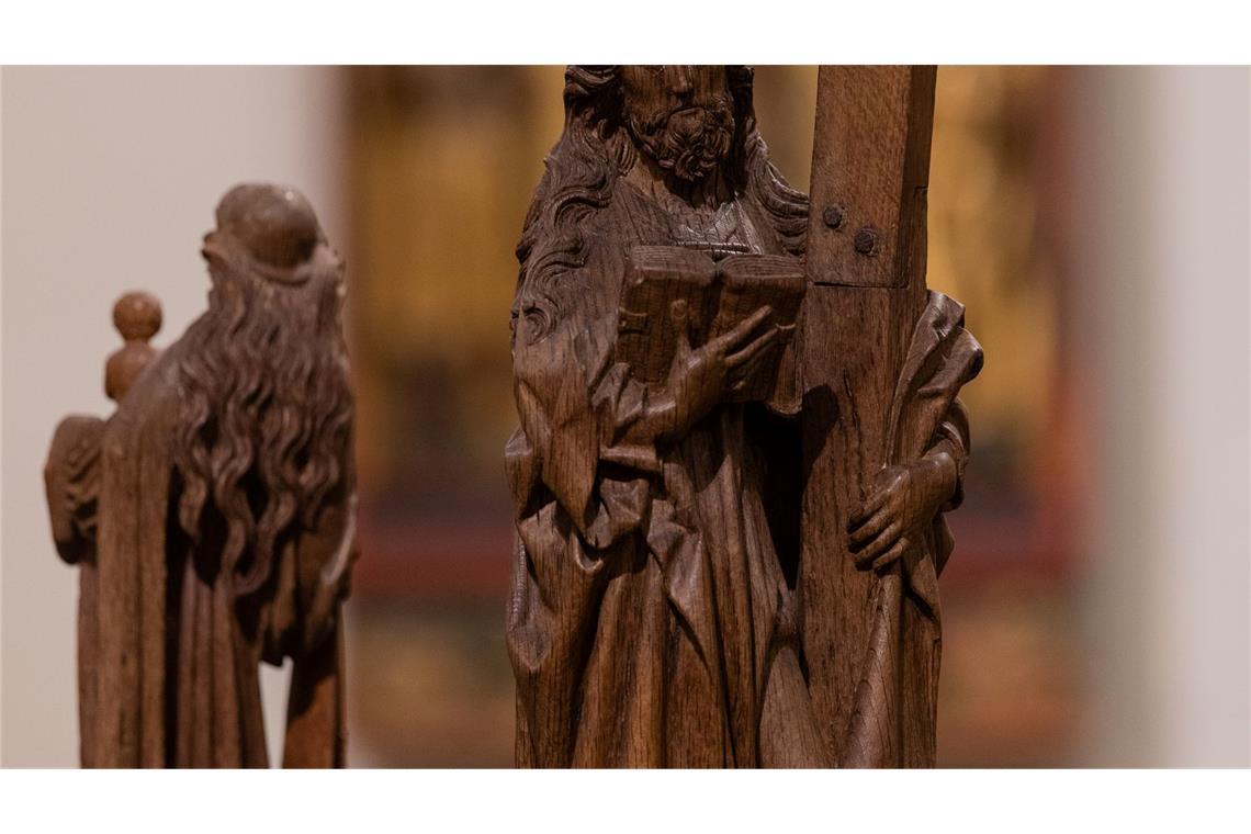 Der Heiligen Wilgefortis wuchs durch göttliches Eingreifen ein Vollbart, wodurch sie einer Zwangsverheiratung entging. Allerdings wurde sie daraufhin von ihrem wütenden Vater gekreuzigt.