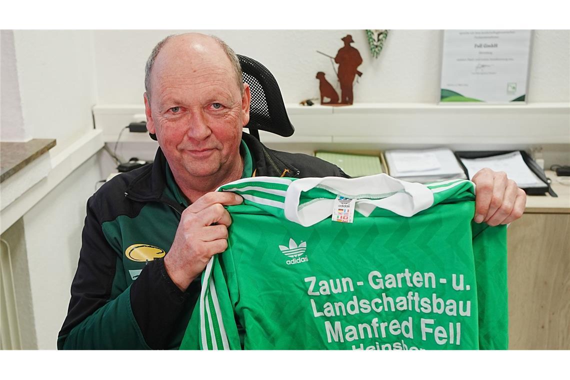 SZA posiert mit Trikot von Heinsberger Gartenbauer Der Heinsberger Firmenchef Manfred Fell und das berühmte Trikot.