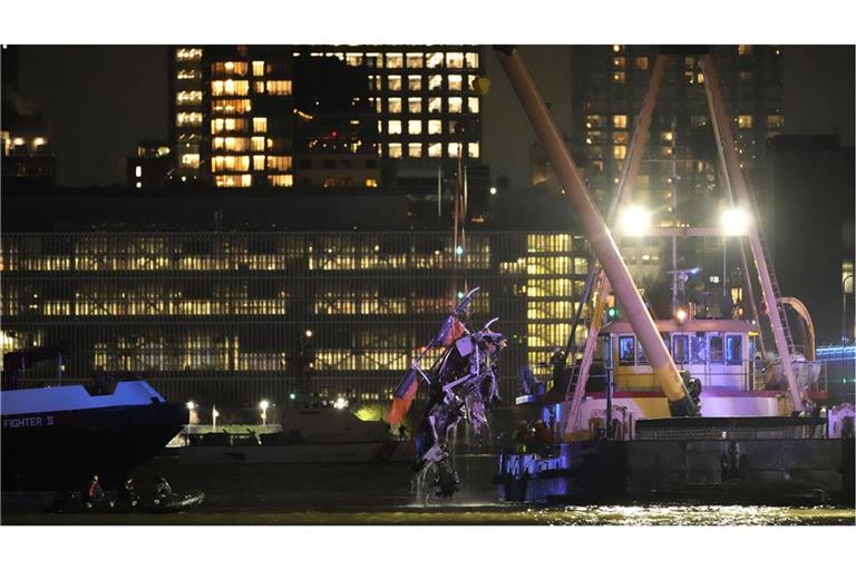 Der Helikopter stürzte in den Hudson River.