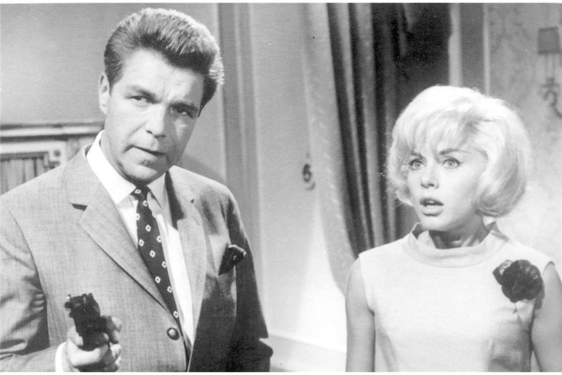 Vor 65 Jahren: Der erste Edgar-Wallace-Film feiert Premiere in Stuttgart „Der Hexer“ (1964): Heinz Drache spielt den Kriminalkommissar in Alfred Vohrers Film „Der Hexer“ (mit Sophy Hardy, re.) nach dem erfolgreichsten Buch von Edgar Wallace.