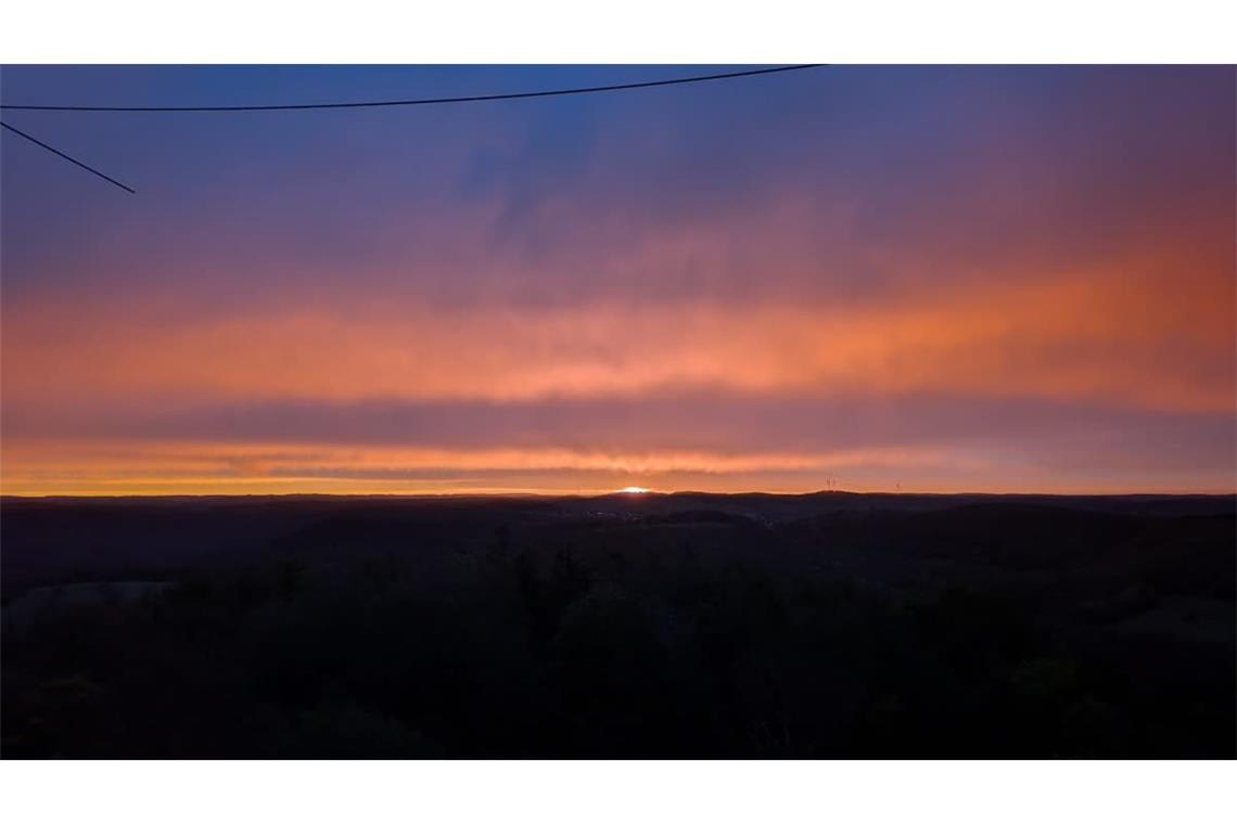 Der Himmel färbte sich vor dem Sonnenaufgang.