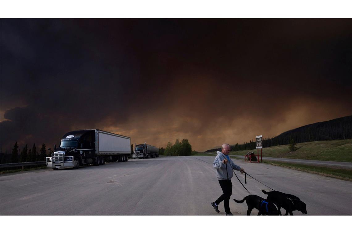 In weiten Teilen Kanadas lodern Feuer außer Kontrolle Der Himmel schwarz: So viele Waldbrände hat Kanada selten gleichzeitig erlebt. Gefährliche Waldbrände verdunkeln mittlerweile auch in Kanadas westlichster Provinz British Columbia den Horizont.