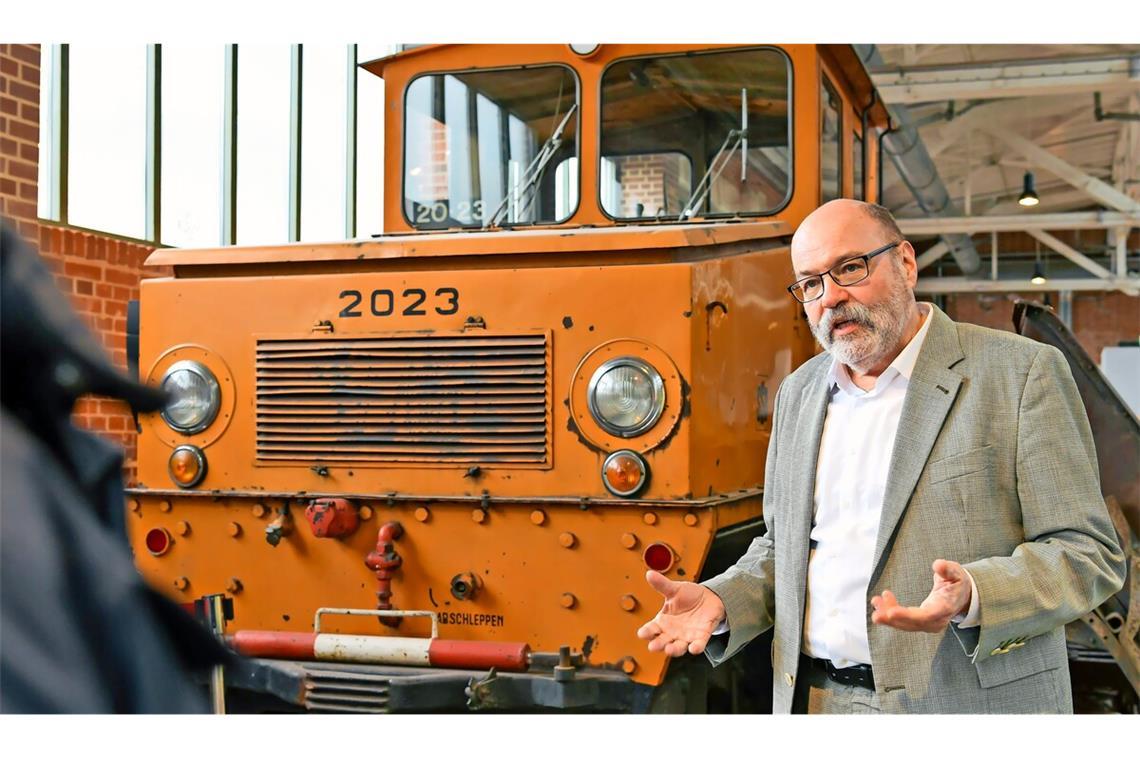 Der Historiker Nikolaus Niederich vor einer Lok, die 1946 für die Beförderung von Kriegstrümmern gebaut wurde.