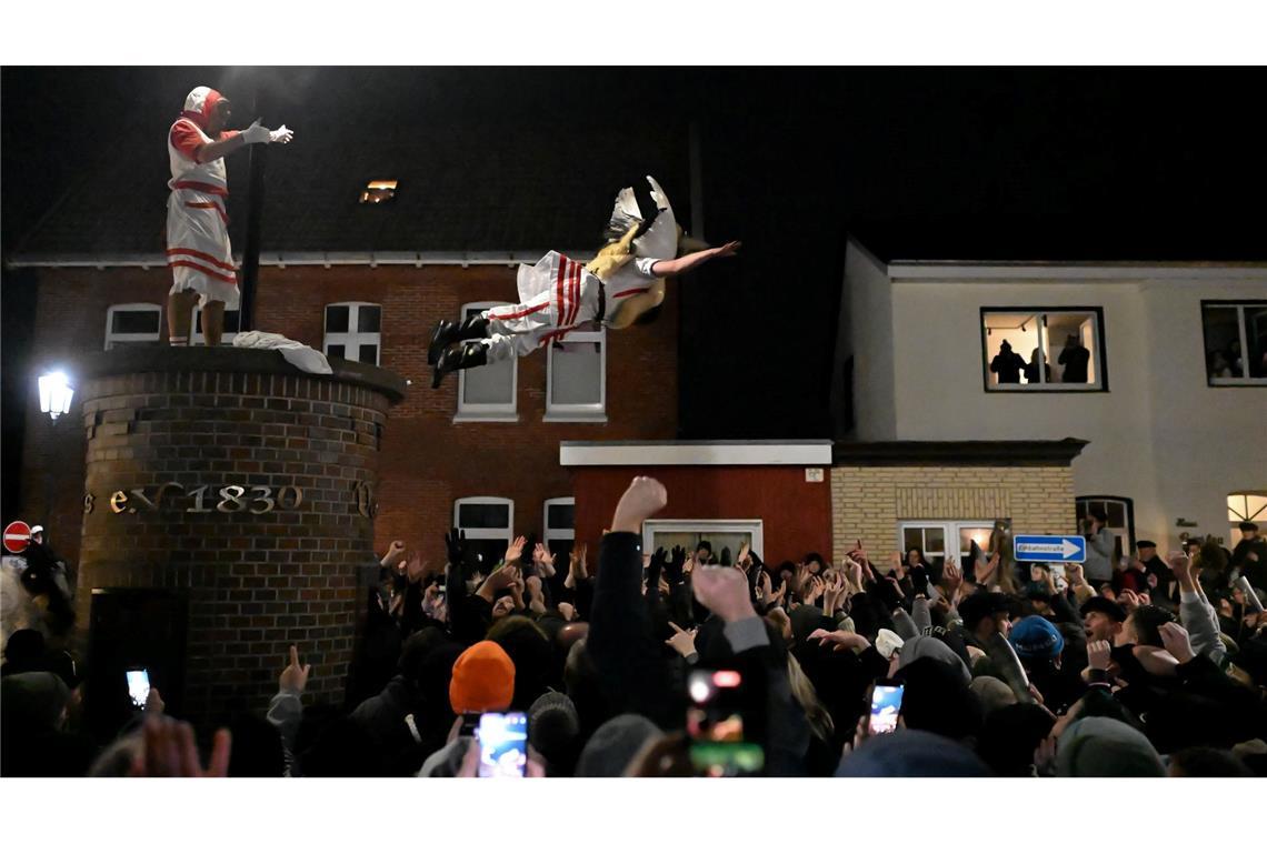 Der Höhepunkt des Klaasohm-Fests auf Borkum ist das Springen der Klaasohms von einer Säule in die Menschenmenge.