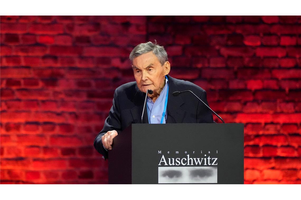 Auschwitz-Überlebender: Widersetzt euch Verschwörungsmythen Der Holocaust-Überlebende Marian Turski spricht während der Gedenkfeier zum 80. Jahrestag der Befreiung des ehemaligen deutschen Konzentrations- und Vernichtungslagers Auschwitz-Birkenau. (Foto aktuell)