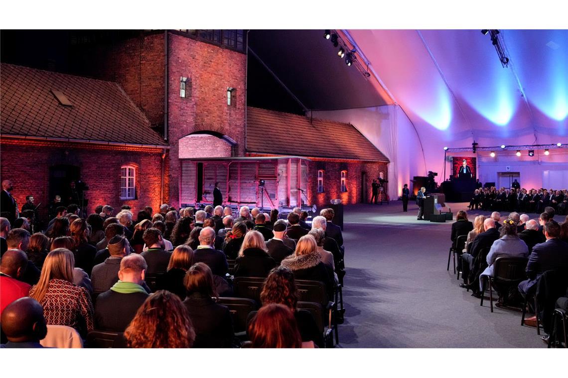 Auschwitz-Überlebender: Widersetzt euch Verschwörungsmythen Der Holocaust-Überlebende Marian Turski spricht während der Gedenkfeier zum 80. Jahrestag der Befreiung des ehemaligen deutschen Konzentrations- und Vernichtungslagers Auschwitz-Birkenau. (Foto aktuell)