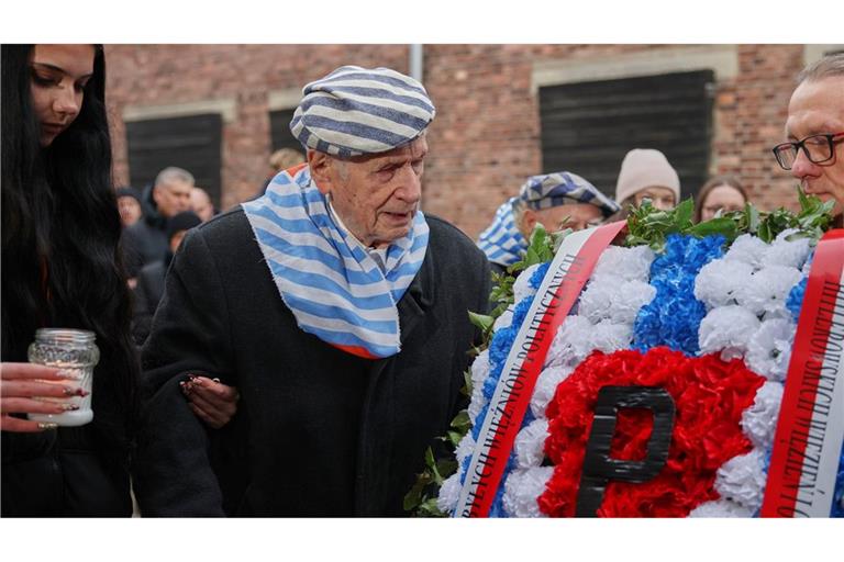 Der Holocaust-Überlebende Stanislaw Zalewski gedenkt mit anderen Überlebenden im früheren deutschen Konzentrations- und Vernichtungslagers Auschwitz der Opfer des NS-Terrors.