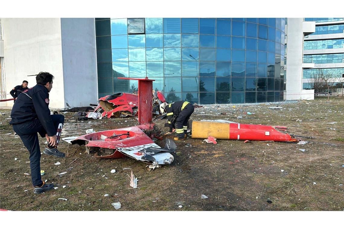Hubschrauber prallt gegen Krankenhaus - Vier Tote Der Hubschrauber prallte gegen ein Krankenhaus.