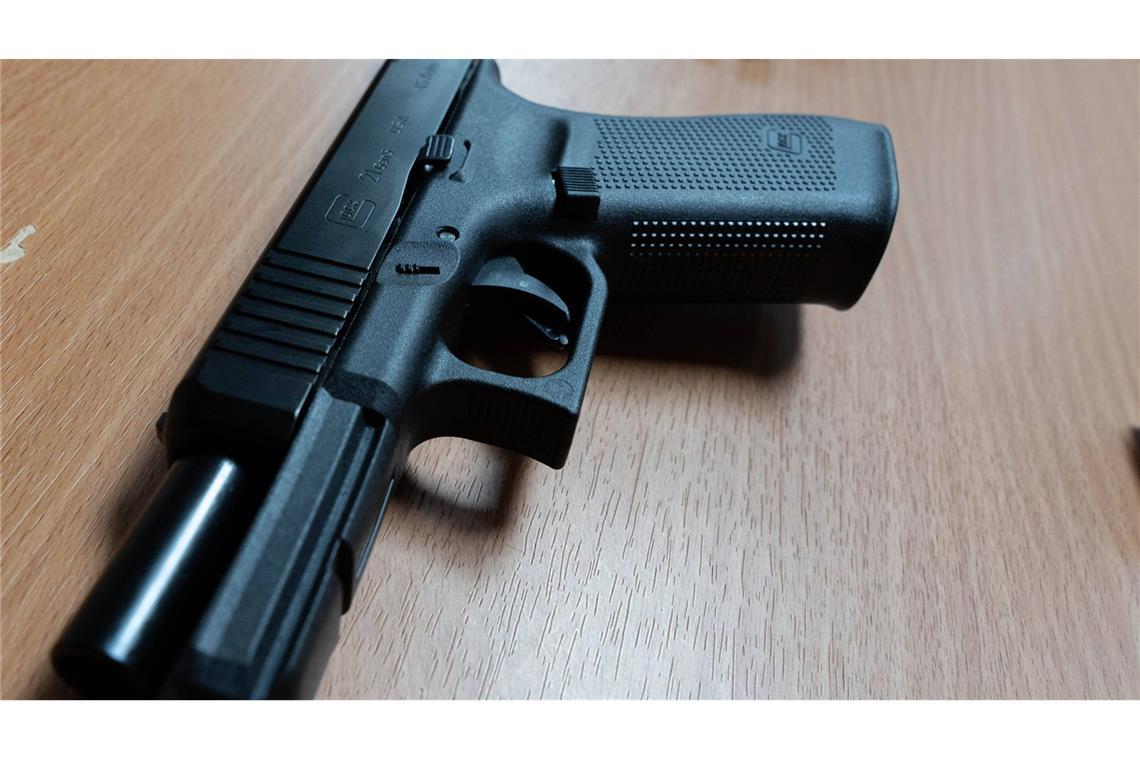 Pfote am Abzug – Hundebesitzer von eigenem Hund angeschossen Der Hund betätigte mit seiner Pfote den Abzug einer geladenen Schusswaffe. (Symbolbild)