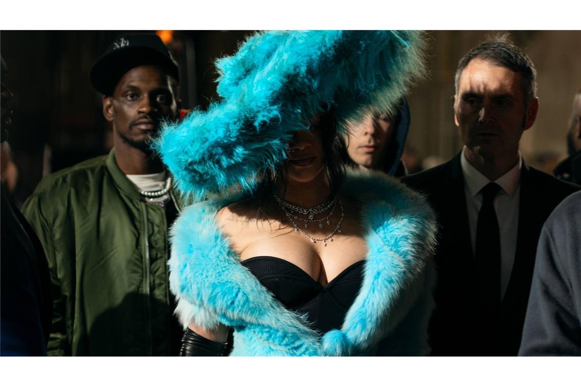Ein Hut geht in die Royal Albert Hall – und hat Rihanna dabei Der Hut trifft samt Rihanna in der Royal Albert Hall in London ein.