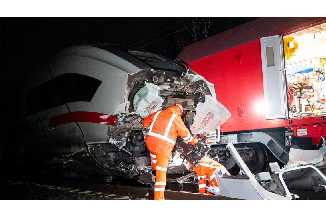 Erstes Gleis nach tödlichem Zugunglück mit ICE wieder befahrbar Der ICE mit 291 Insassen war am Dienstag mit einem Lastwagen zusammengestoßen.