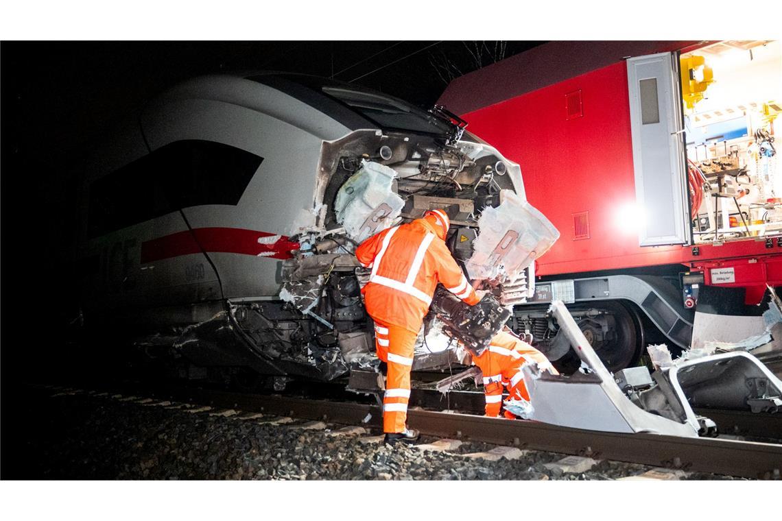 Historiker stirbt bei Zugunfall - Lkw-Fahrer nicht in Haft Der ICE stieß an einem Bahnübergang im Süden Hamburgs gegen einen Lastwagen.