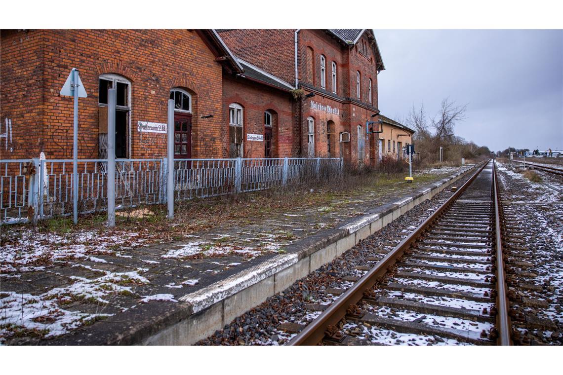 Der Deutschen Bahn gehören kaum noch Bahnhofsgebäude Der im Privatbesitz befindliche Bahnhof Malchow in Mecklenburg-Vorpommern ist seit Jahren geschlossen und verfällt. (Archivbild)