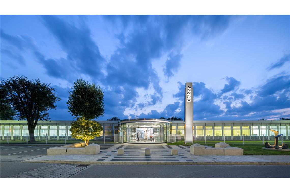 Der in Rosenheim ansässige Schuhhersteller ist vor allem für seine Damenschuhe bekannt.