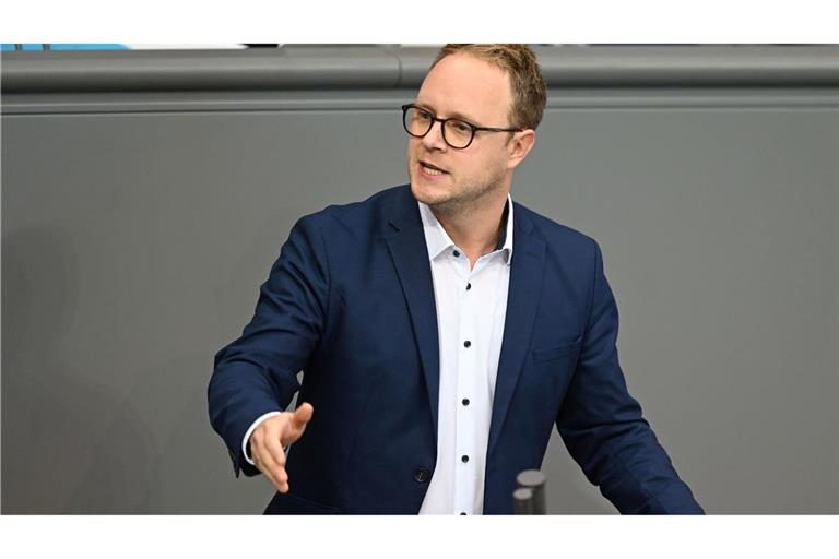 Der innenpolitische Sprecher der Grünen-Bundestagsfraktion, Marcel Emmerich, fordert die Bundesregierung auf, ein umfassendes Gewaltschutzprogramm für Beschäftigte des öffentlichen Dienstes aufzulegen. (Archivbild)