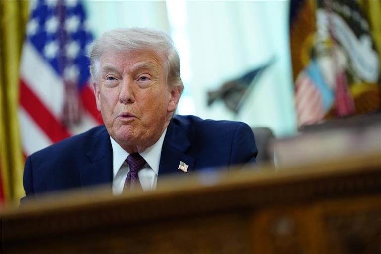 Der Iran hat die USA nach Angaben von Präsident Donald Trump um eine Waffenruhe gebeten.