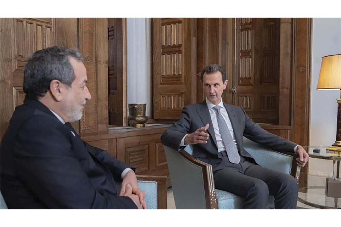 Teheraner Scherbenhaufen Der iranische Außenminister Abbas Araghchi (l) und der syrische Präsident Baschar al-Assad bei einem Treffen in Damaskus