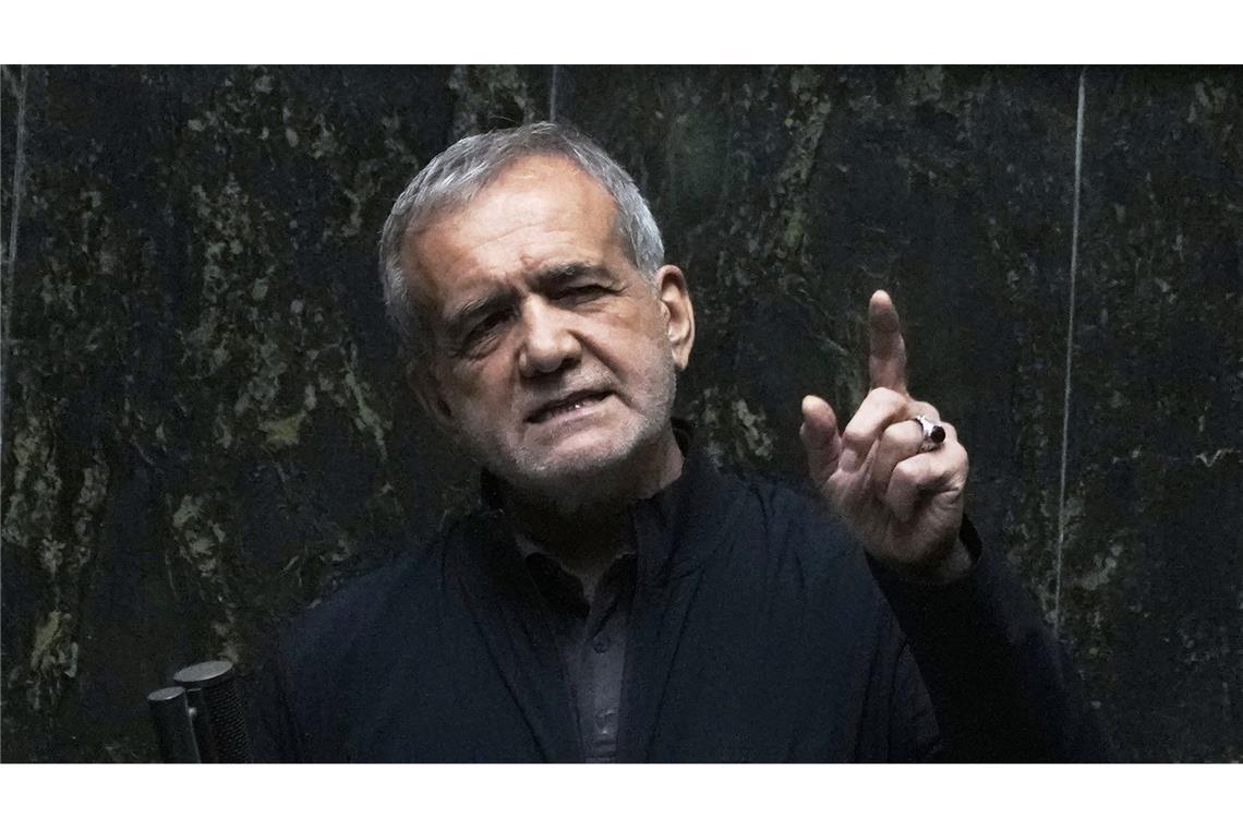 Der iranische Präsident Massud Peseschkian in einer öffentlichen Sitzung des Parlaments. Im Iran herrscht dramatische Wasserknappheit (Archivfoto).