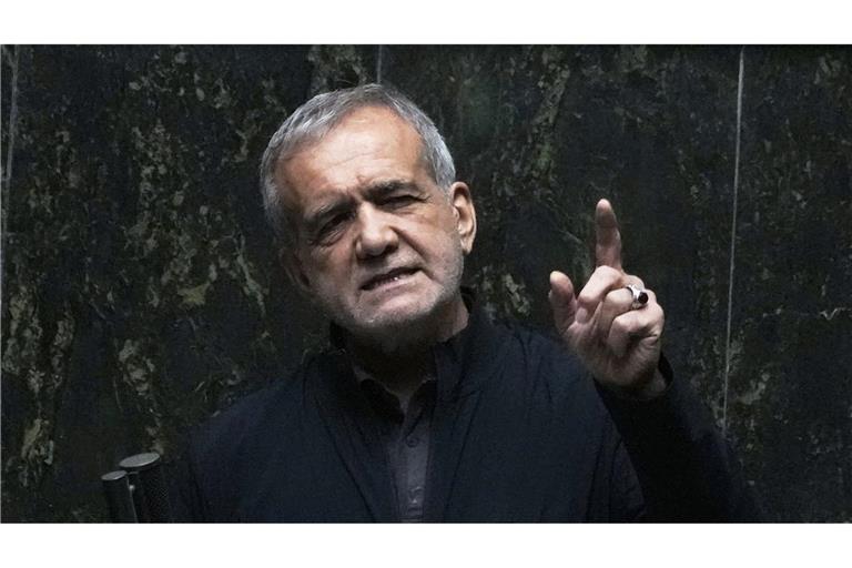 Der iranische Präsident Massud Peseschkian in einer öffentlichen Sitzung des Parlaments. Im Iran herrscht dramatische Wasserknappheit (Archivfoto).