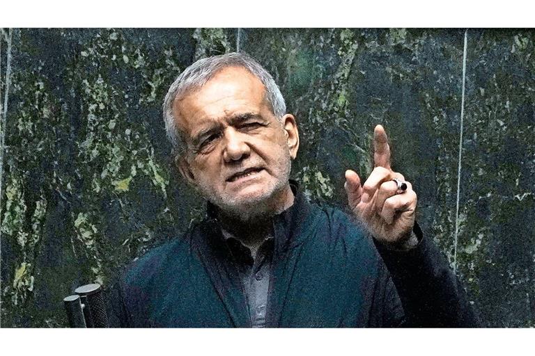 Der iranische Präsident Massud Peseschkian in einer öffentlichen Sitzung des Parlaments (Archivfoto).