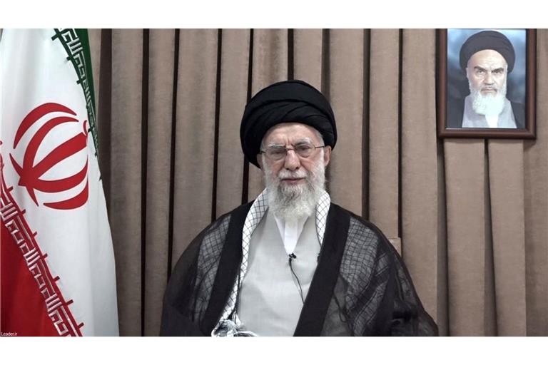 Der iranische Revolutionsführer Ali Chamenei hat in einer Ansprache die Forderung nach einer Kapitulation zurückgewiesen.
