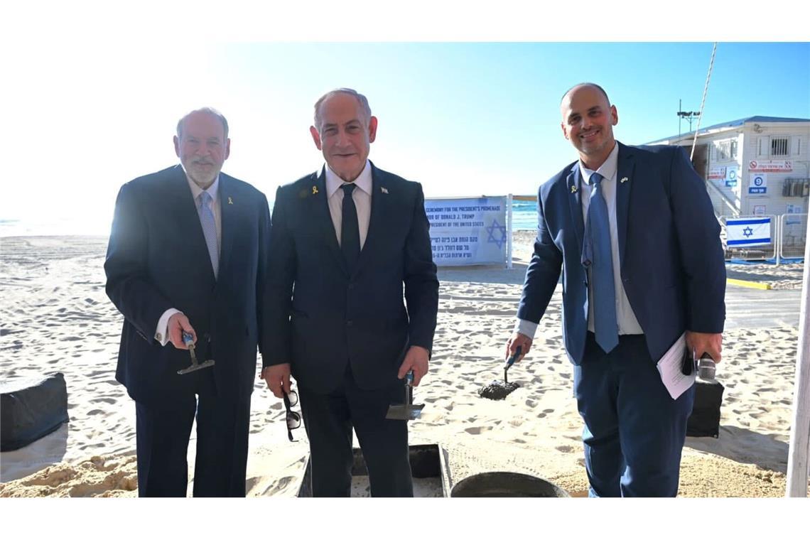 Der israelische Ministerpräsident Benjamin Netanjahu (M) bei der Grundsteinlegung für eine Promenade, die nach US-Präsident Donald Trump benannt ist.