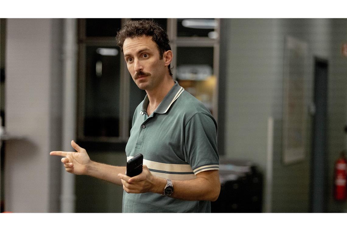 „Kammerflimmern“ – Wie war der Tatort aus Zürich? Der IT-Spezialist der Polizei-Abteilung arbeitet durch: Noah Löwenherz (Aaron Arens).