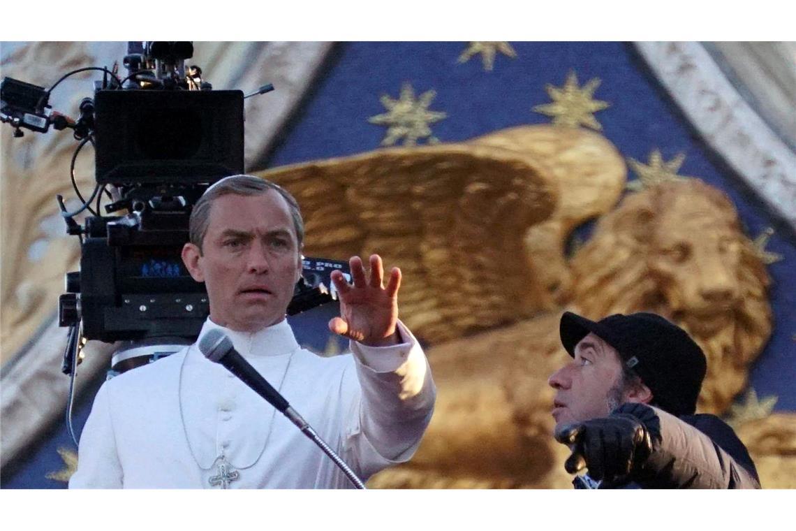 Papst aus den USA? In Serie mit Jude Law durchexerziert Der Italiener Paolo Sorrentino mit dem Briten Jude Law bei den Dreharbeiten zu "The Young Pope" Anfang 2016 in Venedig.