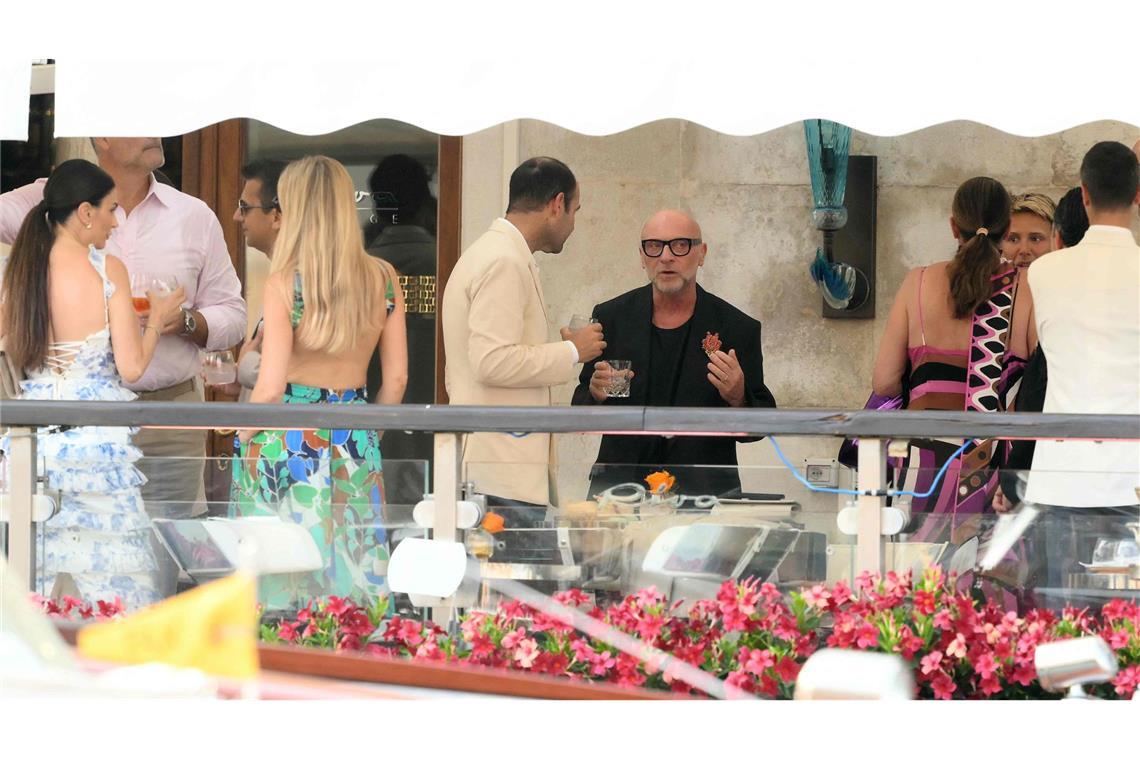 Der italienische Designer Domenico Dolce (Mitte) unterhält sich vor der Hochzeit mit anderen Gästen auf der Terrasse des Gritti-Palasts.