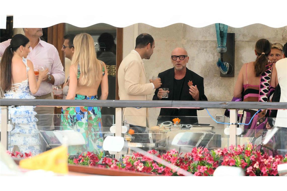 Diese Promis feiern auf der Bezos-Hochzeit Der italienische Designer Domenico Dolce (Mitte) unterhält sich vor der Hochzeit auf der Terrasse des Gritti-Palasts mit anderen Gästen.