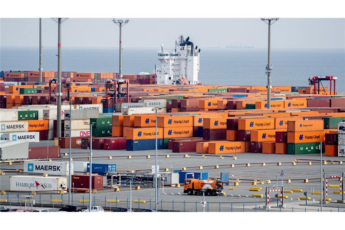 Wirtschaftswachstum der Länder: Im Norden läuft es besser Der JadeWeserPort in Wilhelmshaven - Niedersachsen hat derzeit beim Wirtschaftswachstum die Nase vorn. (Archivbild)