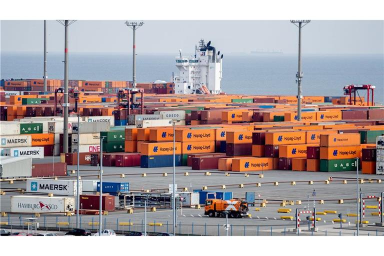 Der JadeWeserPort in Wilhelmshaven - Niedersachsen hat derzeit beim Wirtschaftswachstum die Nase vorn. (Archivbild)