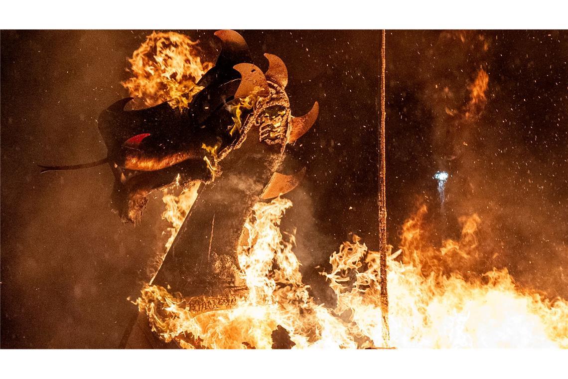 Bilder des Tages Der Jarl Squad zündete eine Galeere während des Up Helly Aa-Festivals in Lerwick auf den Shetlandinseln an.