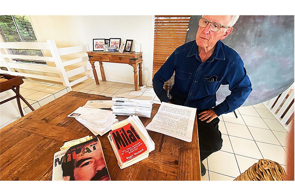 Backpacker-Morde: Waren es 80 Opfer? Der Journalist Roger Maynard mit seinen Büchern über den Fall Milat und Briefen, die ihm der Täter aus der Haft schrieb