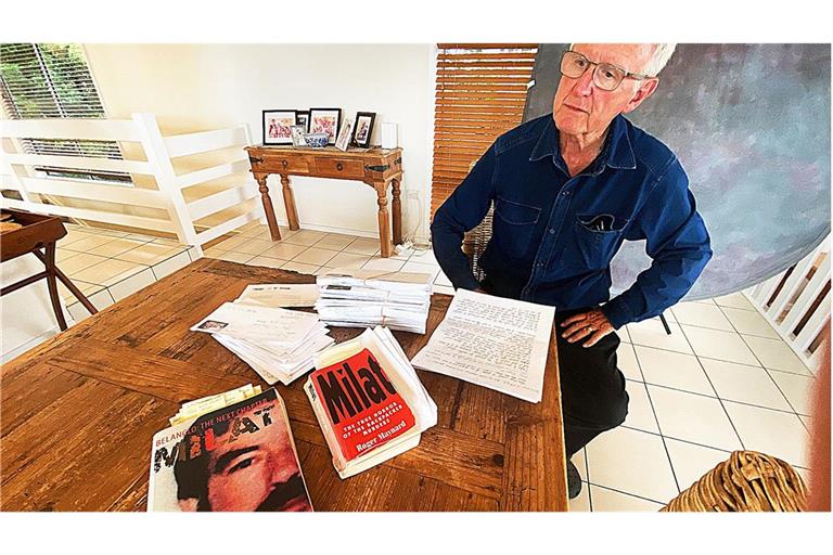 Der Journalist Roger Maynard mit seinen Büchern über den Fall  Milat und Briefen, die ihm der Täter aus der Haft schrieb