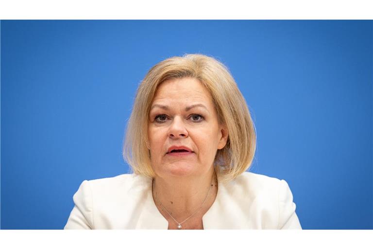 Der Journalist soll die geschäftsführende Bundesinnenministerin Nancy Faeser mit einem Post auf der Plattform X verunglimpft haben. (Archivbild)