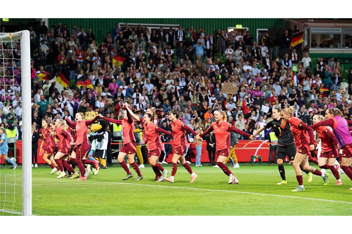 DFB-Frauen stimmen sich mit Torfestival auf EM ein Der Jubel ist groß bei den deutschen Fußballerinnen – mit 6:0 haben sie Österreich besiegt.
