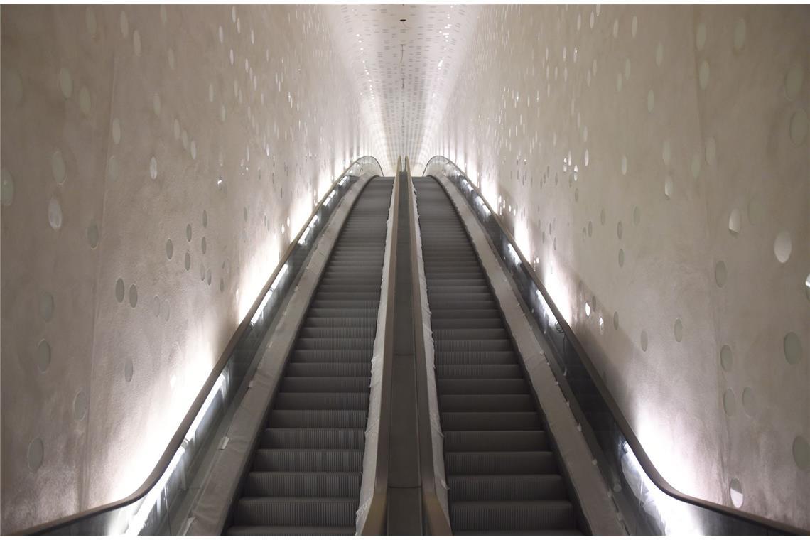 Donald Trumps Wutrede und der Aufstieg der Rolltreppe Der jüngste Streich der Rollentreppen-Ingenieure ist die 82 Meter lange „Tube“. Sie führt Besucher der Hamburger Elbphilharmonie auf die öffentliche Plaza, eine Aussichtsplattform in 37 Metern Höhe. Nach Angaben der finnischen Herstellerfirma Kone ist die zweispurige, konvex gebogene Rolltreppe „die längste Rolltreppe Westeuropas und die weltweit einzige, die einen Bogen beschreibt“. Die Fahrt dauert zweieinhalb Minuten.