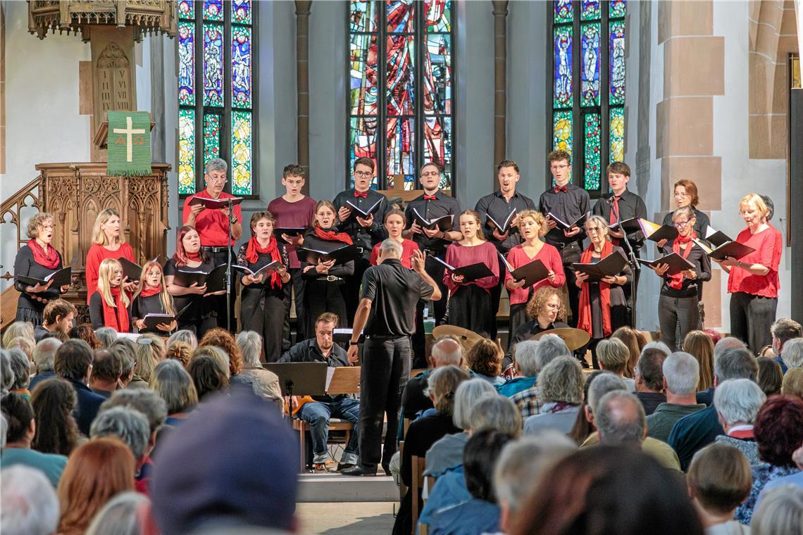 Musiknacht begeistert auf der ganzen Linie Der Jugend- und der Gospelworkshopchor tragen ein Programm aus Klassikern, Neubearbeitungen und Balladen vor. Die Sängerinnen und Sänger beeindrucken mit den eingängigen und berührenden Songs. Das Publikum hat bei einem Part zudem Gelegenheit, mit einzusteigen und mitzusingen. Foto: Stefan Bossow