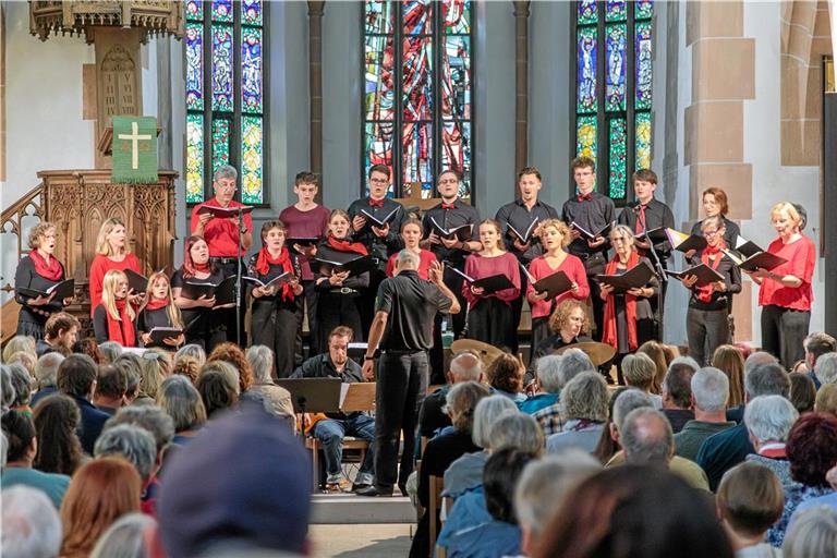 Der Jugend- und der Gospelworkshopchor tragen ein Programm aus Klassikern, Neubearbeitungen und Balladen vor. Die Sängerinnen und Sänger beeindrucken mit den eingängigen und berührenden Songs. Das Publikum hat bei einem Part zudem Gelegenheit, mit einzusteigen und mitzusingen. Foto: Stefan Bossow