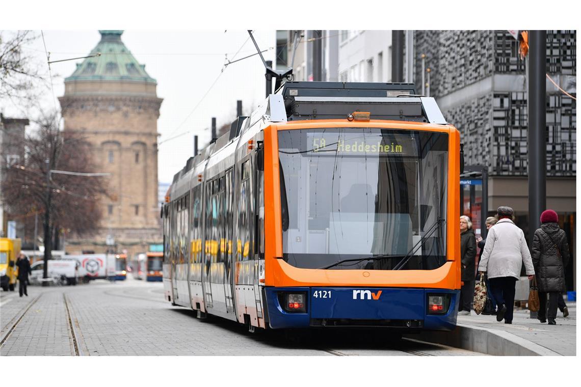 Einfahrende Straßenbahn erfasst 15-Jährigen Der Jugendliche wurde in Mannheim von einer einfahrenden Straßenbahn erfasst. (Symbolbild)