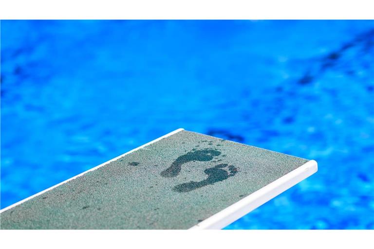 Der Junge sprang offenbar in ein Schwimmbecken und starb. Die Todesursache ist noch unklar. (Symbolfoto)