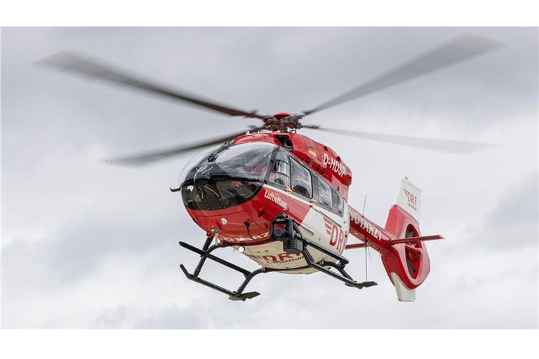 Der Junge wurde mit einem Rettungshubschrauber in eine Klinik geflogen, in der er nun starb. (Symbolbild)