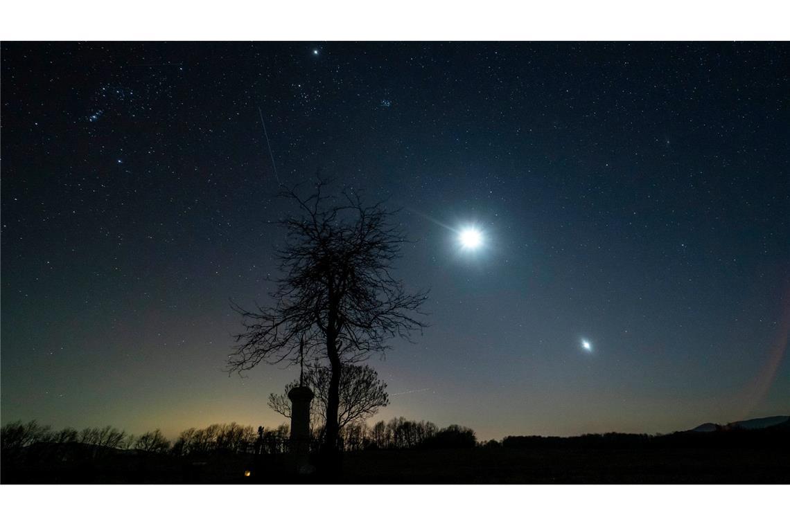 Bilder des Tages Der Jupiter (l-r), der Mond und die Venus sind von Salgotarjan in Ungarn aus in einer Reihe nebeneinander am Himmel zu sehen.