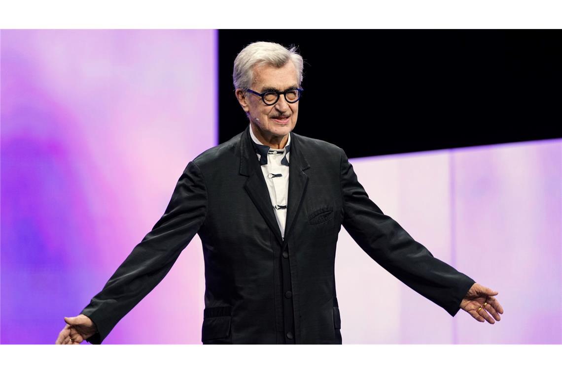 Der Jury-Präsident Wim Wenders kommt auf die Bühne.