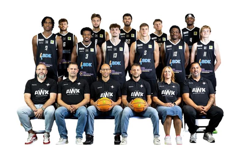 Der Kader der Basketballer des SV Fellbach in der Saison 2026/2027 – stehend, von links: Osasere Best Othako, Daniel Zacek, Dennis Diala, Jakob Hanzalek, Jonathan Gerlinger, Thomas Billinger, Marko Lavric, Jonathan Zeisberger, Jason Edokpayi, D'Monte Brown und Jannik Furkert; sitzend, von links: Abteilungsleiter Andreas Tsiminos, Sportlicher Leiter Dario Hadasija, Assistenztrainer Cyril Dasilva, Cheftrainer Kristiyan Borisov, stellvertretende Abteilungsleitung Tatjana Hess und Leonardo Siena.