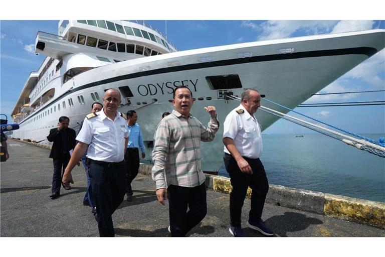 Der kambodschanische Tourismusminister Huot Hak (M)&nbsp; in Sihanoukville, Kambodscha, mit den Kapitänen des US-Kreuzfahrtschiffs „MV Odyssey Emanuele Giudice“ (r) und Rodrigo (l).