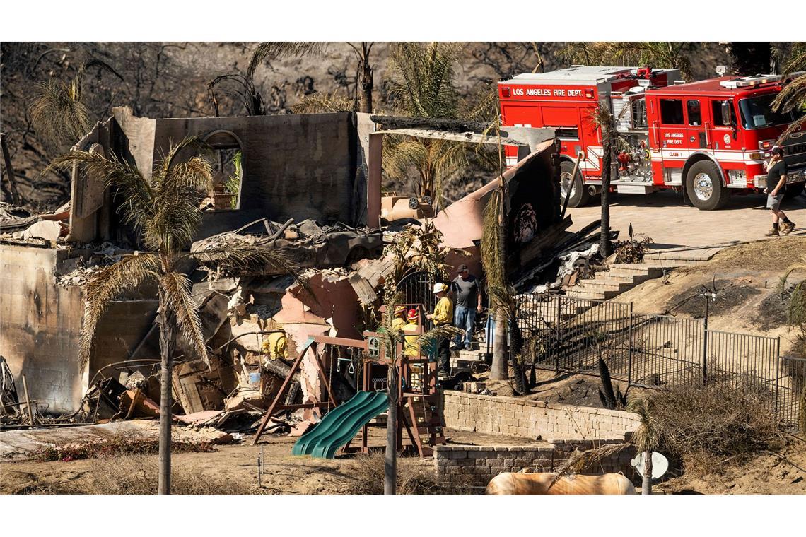 Waldbrand in Kalifornien legt Häuser in Schutt und Asche Der Kampf gegen die Flammen dauert weiter an.