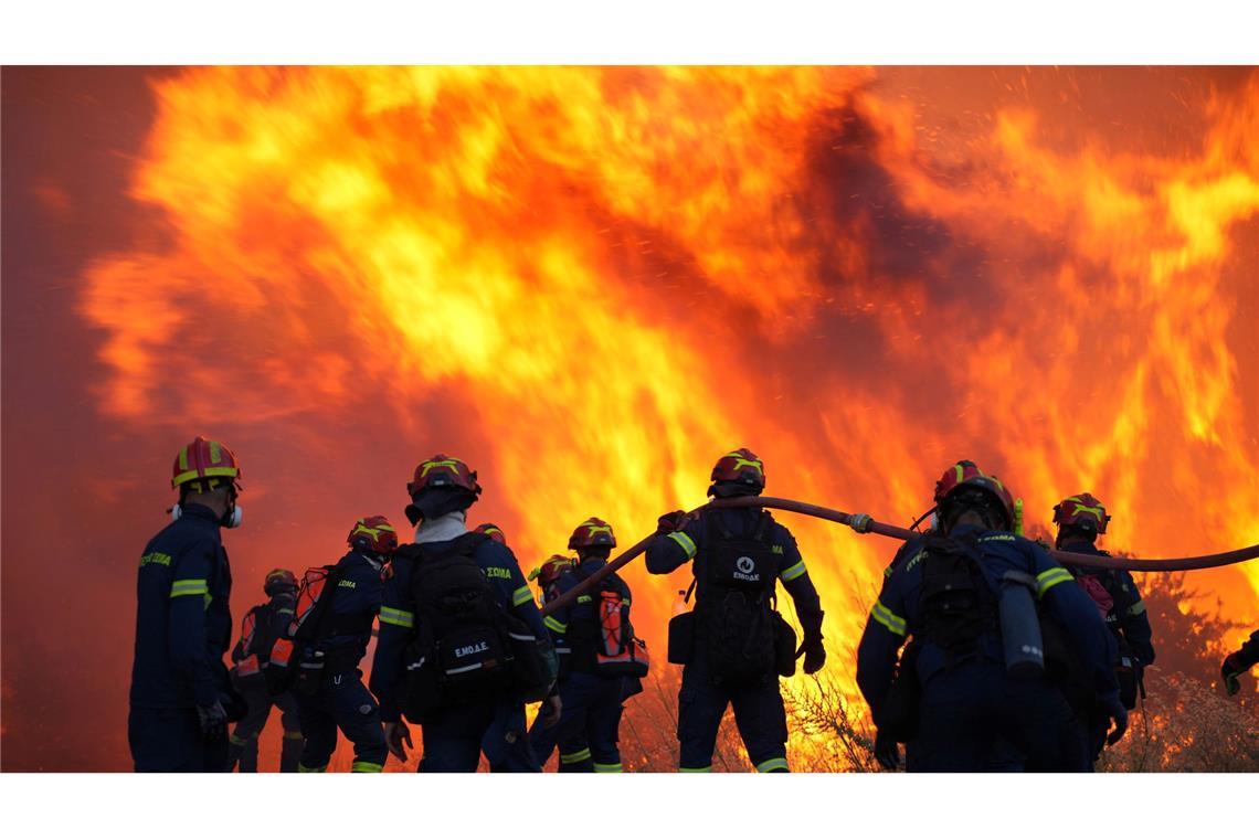 Der Kampf gegen die Flammen läuft den dritten Tag in Folge.